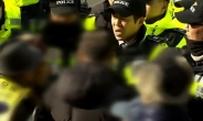 박사모 회원들 시위 현장서 JTBC 취재진 폭행