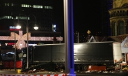 니스에 이어 獨베를린도 트럭에 뚫렸다…‘소프트타깃 테러’에 비상걸린 크리스마스