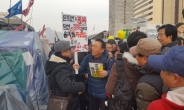 [새해 첫 촛불집회]촛불집회서 ‘박 대통령 탄핵 반대’ 외친 70대 남성 ‘소동’