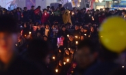 “새해 첫 촛불집회 64만명 운집”…경찰은 2만4000명 추산