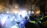 [트럼프시대 개막] 거센 반(反)트럼프 시위…경찰, 페퍼 스프레이 분사
