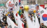 “태극기 왜 안들어”…길가는 시민 폭행한 탄핵반대 집회 참가자