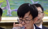 [헤럴드포토] 물 마시는 김상조 후보자