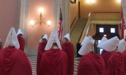 “현대판 ‘시녀 이야기’”…美 오하이오서 낙태금지법 반대 시위