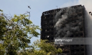 런던  최악의 아파트 화재 사망자 최소 58명