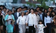 “권력이 막은 길 돌려드린다”…김정숙 여사 시민들과 한밤 산책