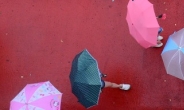[헤럴드포토] ‘알록달록 우산 행진…’