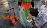 [장마철 ‘딜레마’]우산 비닐, 한번 쓰고 획…연간 1억장, 뒤처리 ‘엉망’