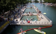 94년 만에 파리 센강 수영 꿈 이뤘는데…오염으로 일시 폐쇄