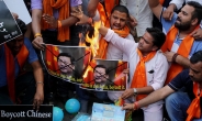 인도서 불타는 시진핑 사진…“중국산 안 사요”
