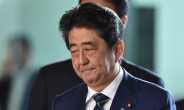 잇따른 추문, 아베에 등돌리는 일본 민심... 보좌관 