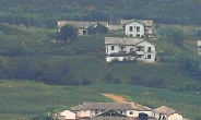[헤럴드포토] ‘오두산 통일전망대에서 바라본 농사짓는 북한 주민’