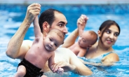[세상은 지금]느긋한(?) 신생아들…생애 첫 수영
