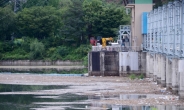 [헤럴드포토] ‘춘천댐에 쌓인 각종 쓰레기…’
