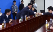 [헤럴드포토] 악수하는 바른정당-자유한국당