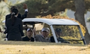 트럼프, 아베가 운전하는 카트 타고 ‘골프외교’ 시작