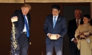 “누가 잉어밥을 상자째 붓나?”…일본간 트럼프 온라인서 뭇매
