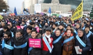띠 두른 의사들 “문재인케어 반대” 서울 도심집회