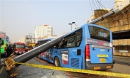 [포토뉴스] 또 크레인 사고…이번엔 버스 덮쳤다
