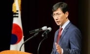 한국당 “왜 문재인 대통령 주변엔 미투 인사가 이렇게 많은가”