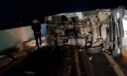 강풍에 넘어진 차량, 화물차가 2차사고…60대 부부 사망