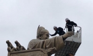 광화문광장 세종대왕ㆍ이순신 동상 미세먼지 씻는다