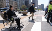 [장애, 차별없는 세상 上-여전한 차별①] ‘버스 타고 밥 먹는데 반나절’…서울 한복판 휠체어 체험기