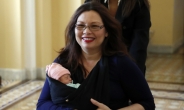 엄마 상원의원, 생후 10일 갓난 딸 안고 의회 출석…‘美사상 최초’