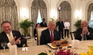 ‘북미회담 D-1’ 싱가포르 궁서 생일 케이크 받은 트럼프의 미소