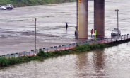 [헤럴드포토] 폭우에 ‘물 바다’ 된 주차장