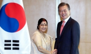 문대통령 “인도와 동반자관계 내실화”…인도 외교장관 접견