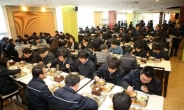[점심의 사회학⑩] “시간ㆍ돈 부족하니”…직장인들 구내식당으로 유턴