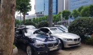 [단독]뿔난 BMW 520d 차주들, 영동대로 매장앞 인도 점령…보행자 '이중고'