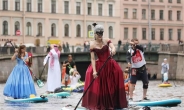 [포토뉴스] 러시아, 전통복 입고 즐기는 서핑