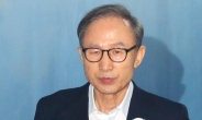 '징역 20년 구형' 이명박 “논현동 집 한 채가 전부”…재판장·검사에 레이저 눈빛?