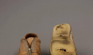 역사를 만든 낡은 신발…美 최연소 여성 하원의원 신발 전시