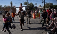 미-멕시코 캐러밴 ‘폭탄 돌리기’…중미 이민행렬은 국경 향해 돌진