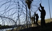 美, 멕시코 국경에 수천명 추가 파병…4000명 넘어서