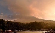 인도네시아 화산섬서 용암 분출…도로ㆍ다리 끊기고 주민 고립