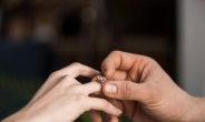 ‘다이아몬드는 영원히’ 이제 옛 말…‘1파운드’ 약혼반지의 흥행 이유