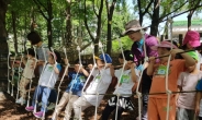 “유아숲체험장 흔들밧줄 건너기 재밌어요”