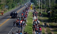 ‘중미 이민자, 국경 검문소 자물쇠 부수고 멕시코 진입 ’