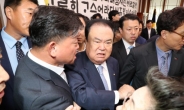“사보임 사인말라” 한국당 의장실 점거하고 윽박…문희상, 쇼크로 병원행