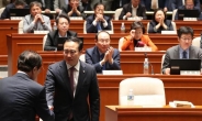 패스트트랙 탑승한 민주당 “한국당과 협상 나설 것”…자축 속 협상모드