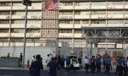 인화물질 실은 승용차, 美대사관 돌진…40대 체포