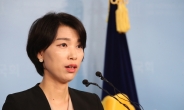 물러서는 손학규, 차기 당 대표로 ‘40대 여성’ 김정화 대변인 지명