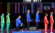 ‘무릎꿇고 주먹쥐고’…美 대표선수들, 국제대회 시상식서  ‘反트럼프’ 퍼포먼스