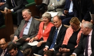 英의회, ‘웃는’  메이 vs ‘누운’ 리스모그 ‘화제’