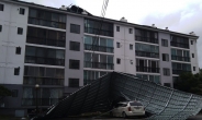 [태풍속보]남원서 아파트 지붕덮개 날아가…차량 6대 파손