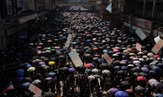 바닥 치는 홍콩 경제…소매판매 23% 급감·부동산 시장 냉각